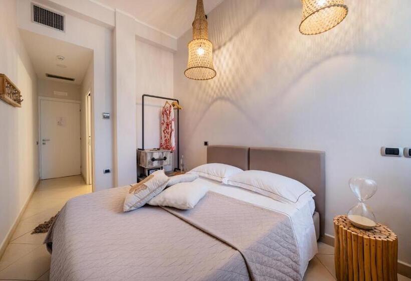 غرفة قياسية, Love & Fama