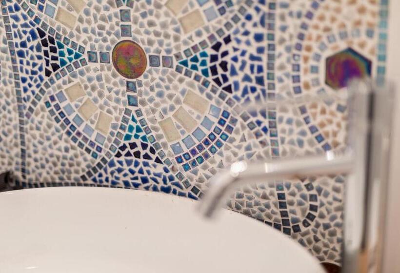 סוויטת ג'וניור, Love & Fama