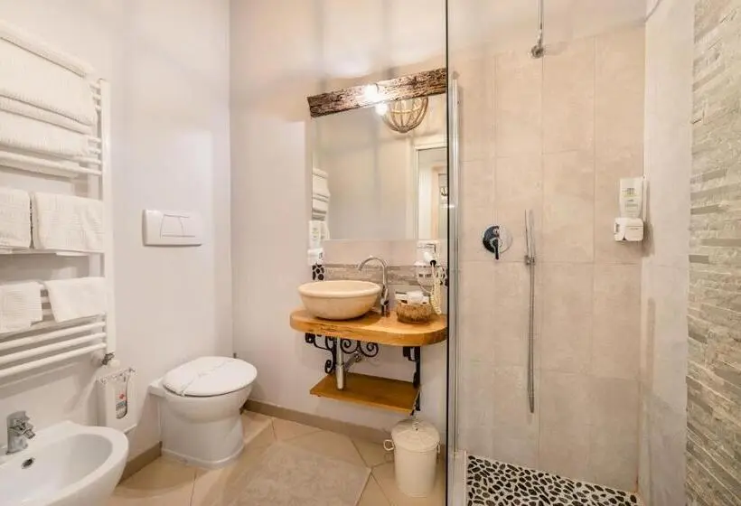 Standard Yhden Hengen Huone, Love & Fama