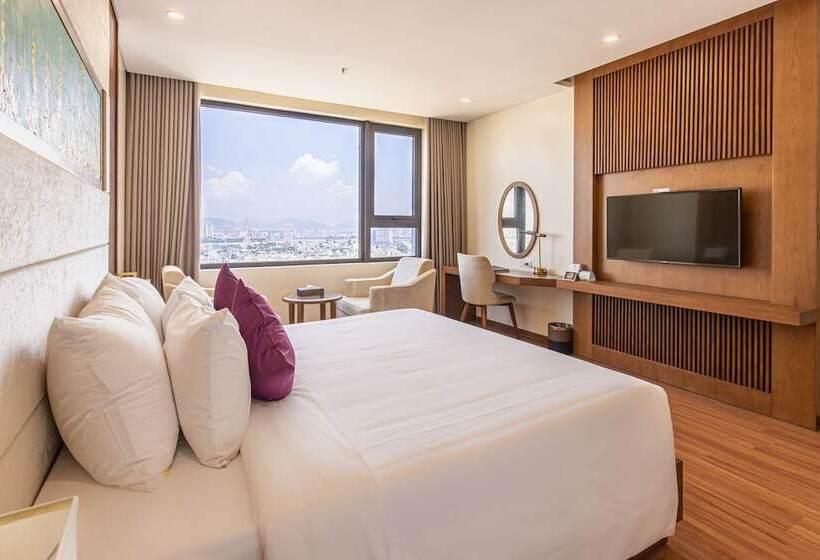 سوییت خانوادگی, Rosamia Da Nang