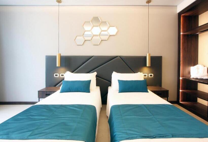 חדר אקזקיוטיב, The Hive