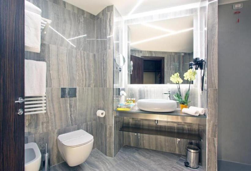 חדר דלוקס, The Hive