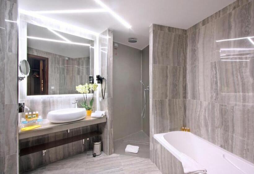 חדר דלוקס, The Hive