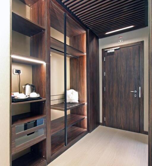 חדר דלוקס, The Hive