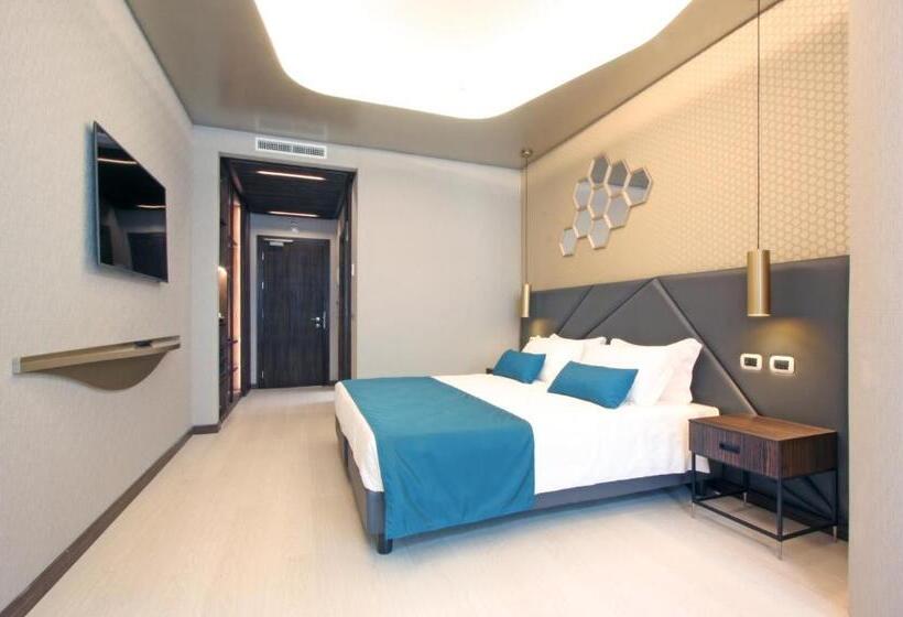 חדר דלוקס, The Hive