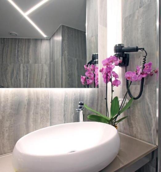 סוויטת ג'וניור, The Hive