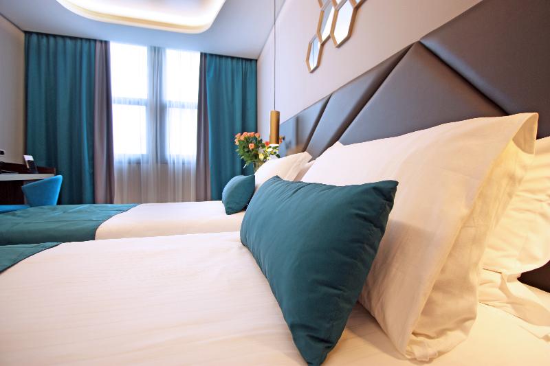 חדר אקזקיוטיב, The Hive