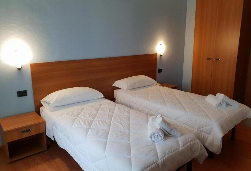 اتاق استاندارد یک نفره, Risthotel Airport