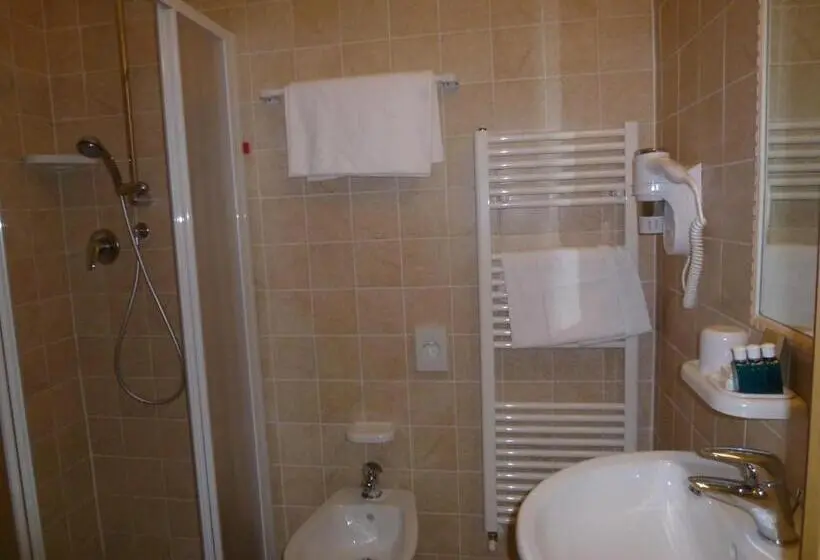 Basic Kolmen Hengen Huone, Casa Campiglione