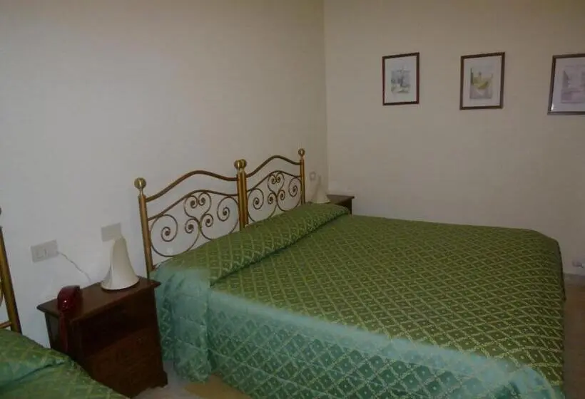 Basic Kolmen Hengen Huone, Casa Campiglione