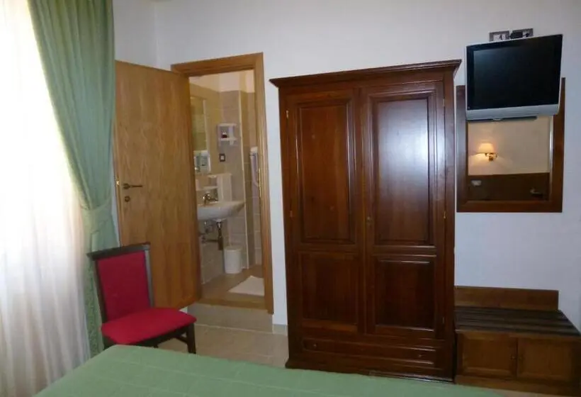 Basic Kolmen Hengen Huone, Casa Campiglione