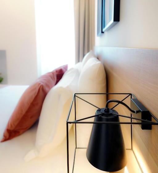 آپارتمان یک خوابه با دری مشترک که هال را جدا می کند., Bergamo Inn 15