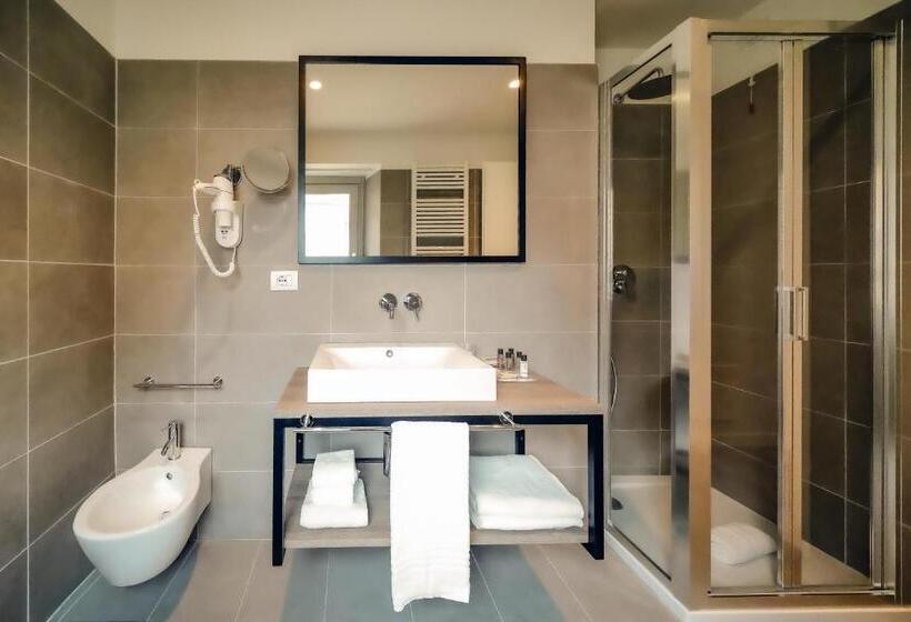 آپارتمان یک خوابه با دری مشترک که هال را جدا می کند., Bergamo Inn 15