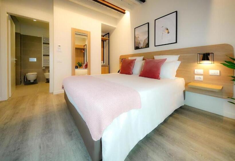 آپارتمان یک خوابه با دری مشترک که هال را جدا می کند., Bergamo Inn 15