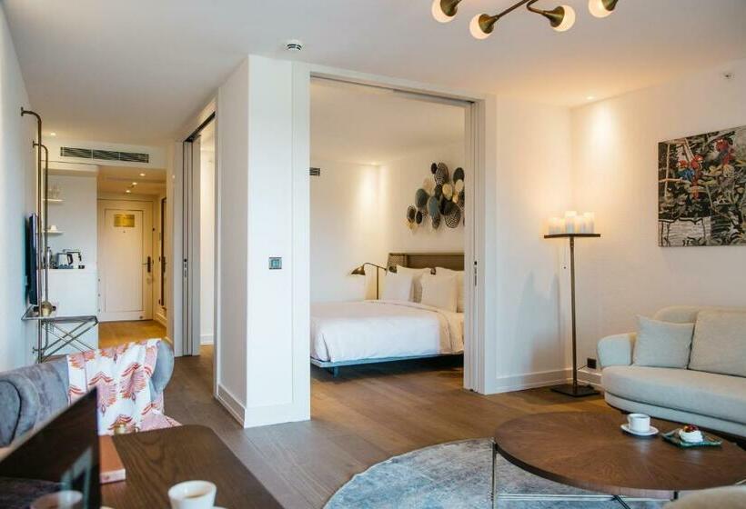 سوییت با چشمانداز استخر, Biblos Resort Alaçatı