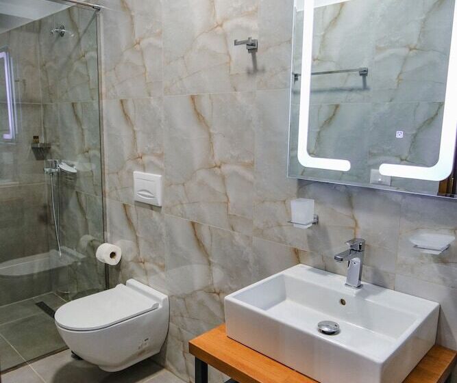 이코노미 룸, Bineri