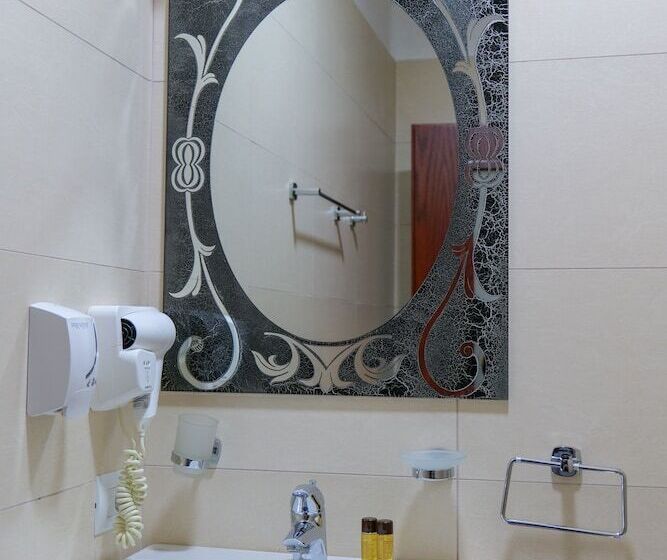 이코노미 룸, Bineri