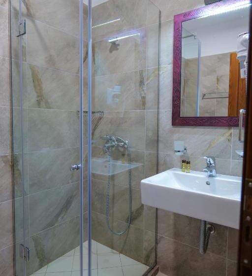 디럭스 패밀리 룸, Bineri