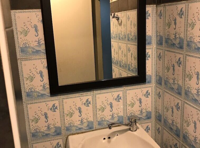 带阳台及侧面海景的标准房间, Seaview