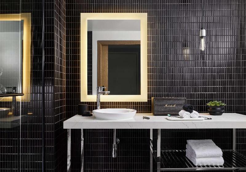 キングサイズベッドのスタンダードルーム, The Sound Hotel Seattle Belltown, Tapestry Collection By Hilton