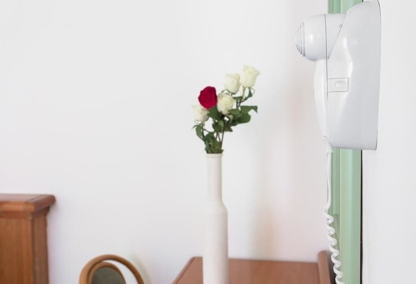 חדר סטנדרט לשלושה, Zeus