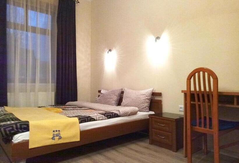 اتاق استاندارد با سرویس بهداشتی مشترک, Eney Budget Three Room Apartment