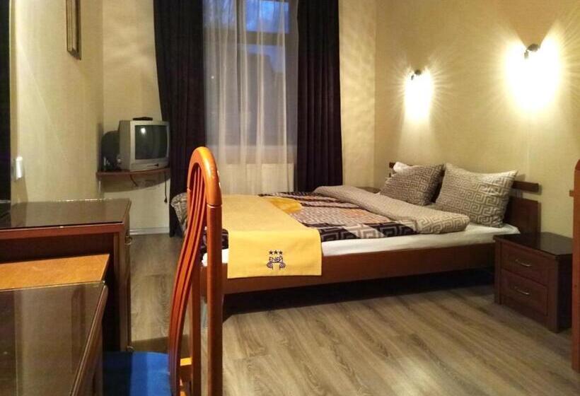 اتاق استاندارد با سرویس بهداشتی مشترک, Eney Budget Three Room Apartment