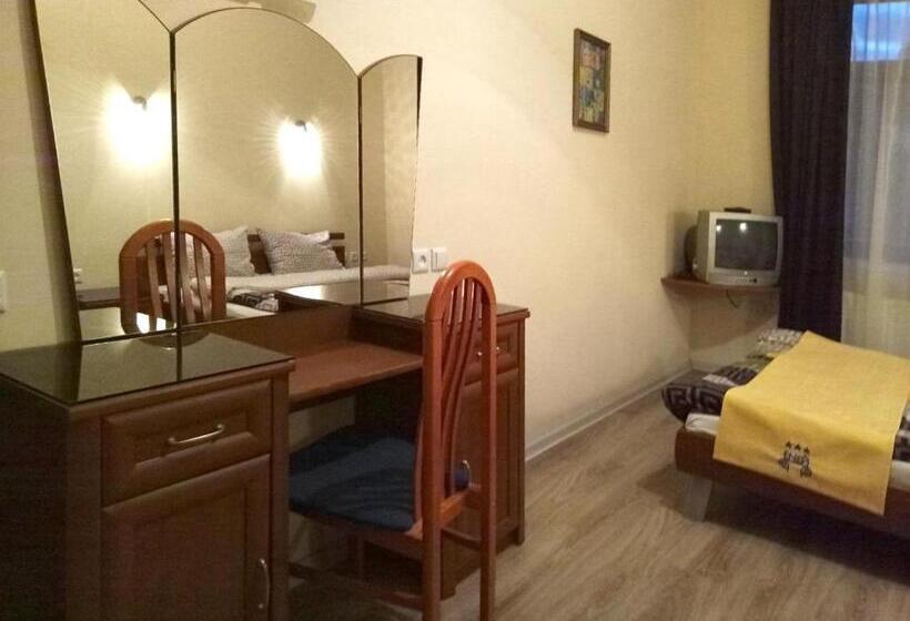 اتاق استاندارد با سرویس بهداشتی مشترک, Eney Budget Three Room Apartment