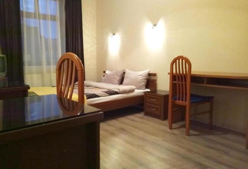اتاق استاندارد با سرویس بهداشتی مشترک, Eney Budget Three Room Apartment