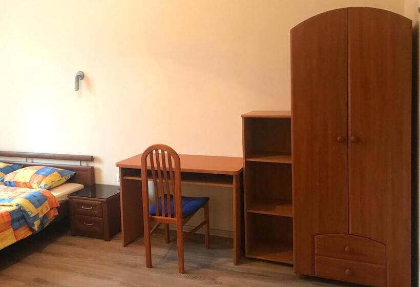 اتاق استاندارد با سرویس بهداشتی مشترک, Eney Budget Three Room Apartment