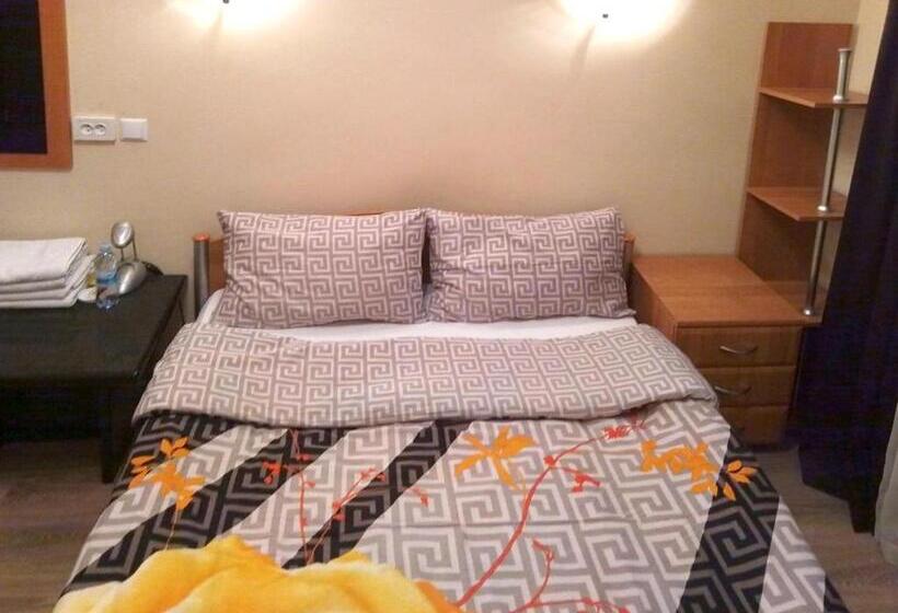 اتاق استاندارد با سرویس بهداشتی مشترک, Eney Budget Three Room Apartment