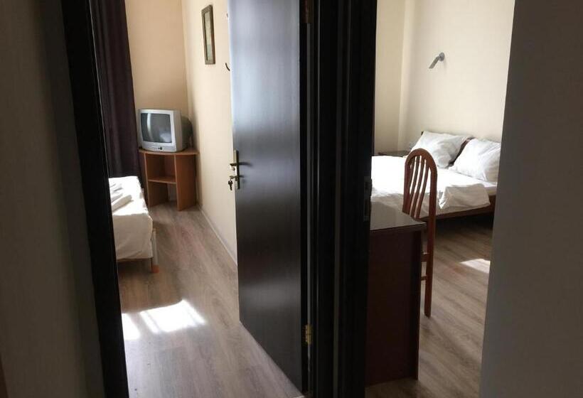 اتاق استاندارد با سرویس بهداشتی مشترک, Eney Budget Three Room Apartment