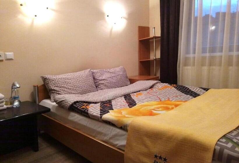 اتاق استاندارد با سرویس بهداشتی مشترک, Eney Budget Three Room Apartment