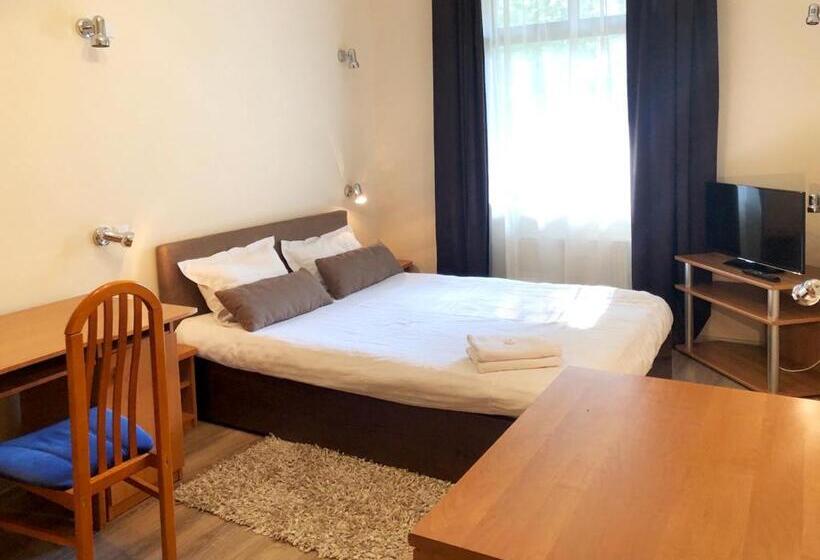 اتاق استاندارد سه تخته با سرویس بهداشتی مشترک, Eney Budget Three Room Apartment