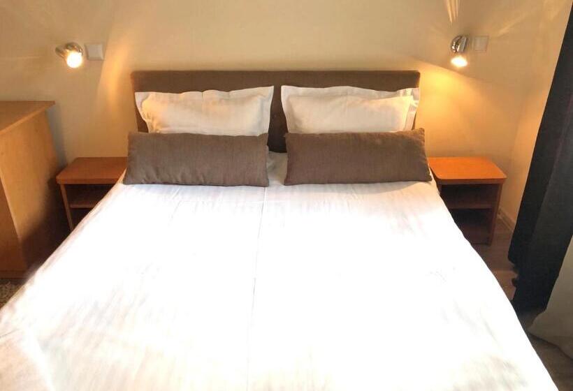اتاق استاندارد سه تخته با سرویس بهداشتی مشترک, Eney Budget Three Room Apartment