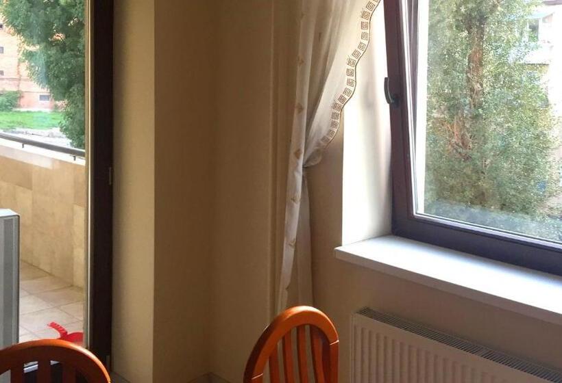 اتاق استاندارد سه تخته با سرویس بهداشتی مشترک, Eney Budget Three Room Apartment