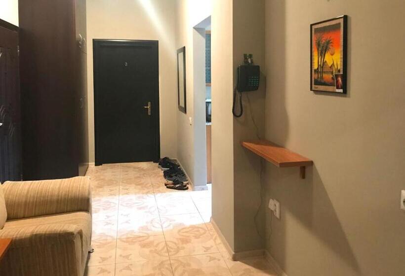 اتاق استاندارد سه تخته با سرویس بهداشتی مشترک, Eney Budget Three Room Apartment