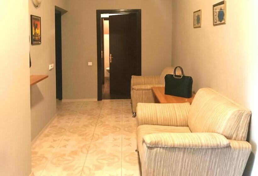 اتاق استاندارد سه تخته با سرویس بهداشتی مشترک, Eney Budget Three Room Apartment
