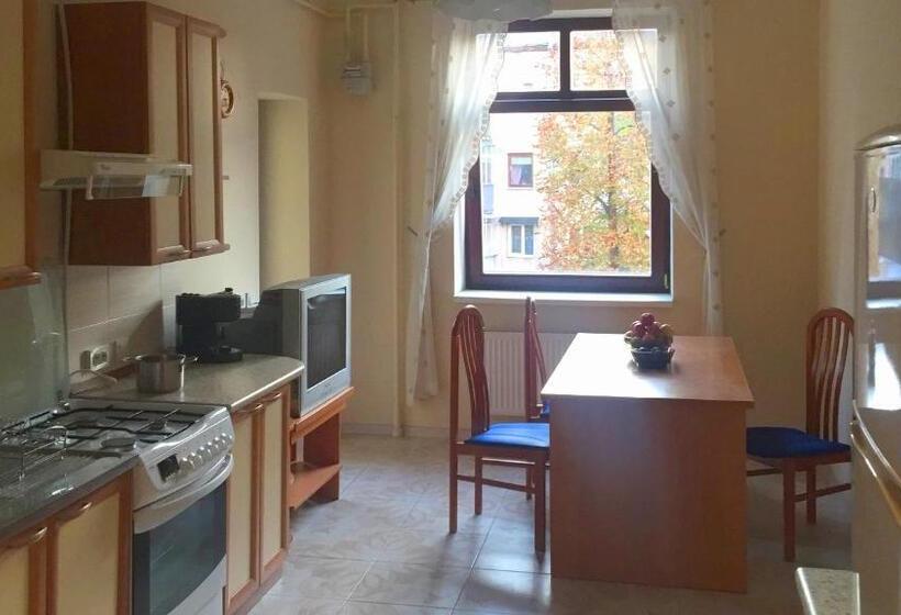 اتاق استاندارد سه تخته با سرویس بهداشتی مشترک, Eney Budget Three Room Apartment