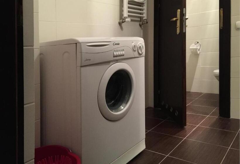 اتاق استاندارد با سرویس بهداشتی مشترک, Eney Budget Three Room Apartment