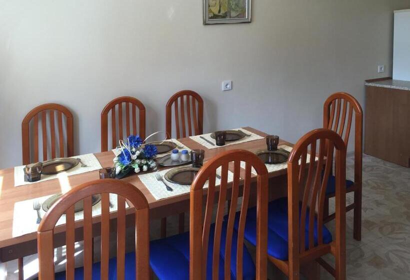 اتاق استاندارد با سرویس بهداشتی مشترک, Eney Budget Three Room Apartment