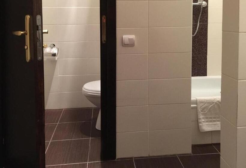 اتاق استاندارد سه تخته با سرویس بهداشتی مشترک, Eney Budget Three Room Apartment