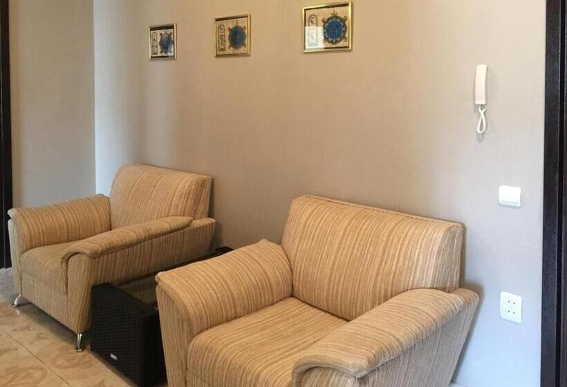 اتاق استاندارد سه تخته با سرویس بهداشتی مشترک, Eney Budget Three Room Apartment