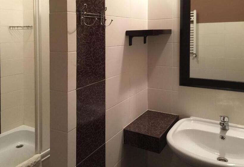 اتاق استاندارد سه تخته با سرویس بهداشتی مشترک, Eney Budget Three Room Apartment