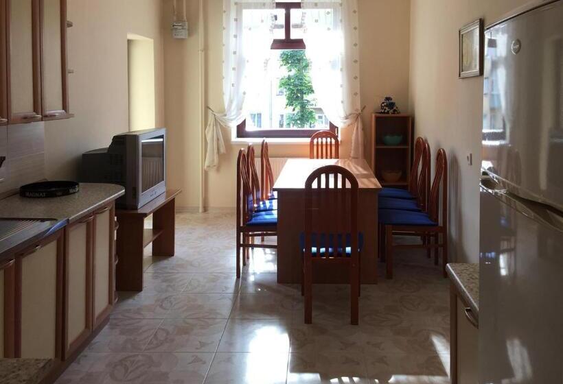 اتاق استاندارد سه تخته با سرویس بهداشتی مشترک, Eney Budget Three Room Apartment