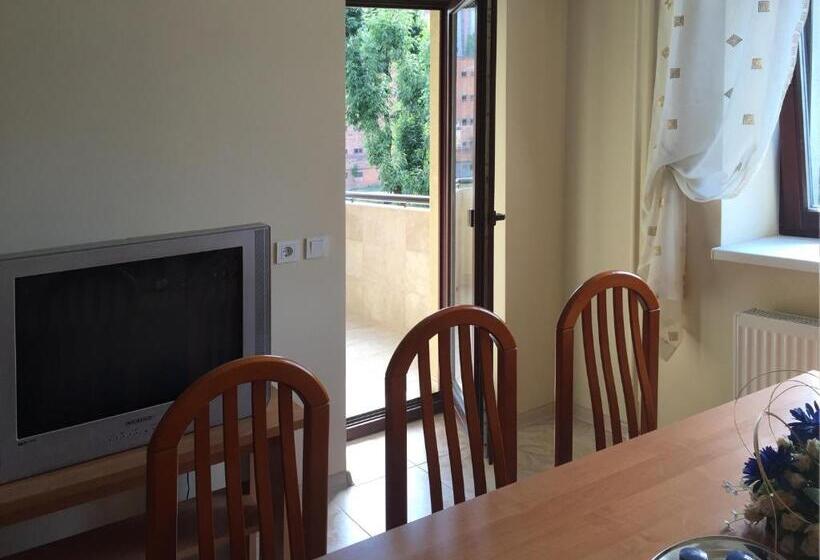 اتاق استاندارد سه تخته با سرویس بهداشتی مشترک, Eney Budget Three Room Apartment