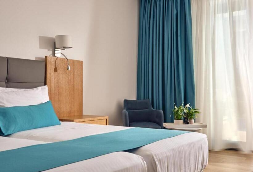 سوییت جونیور, Cavo Orient Beach Hotel & Suites
