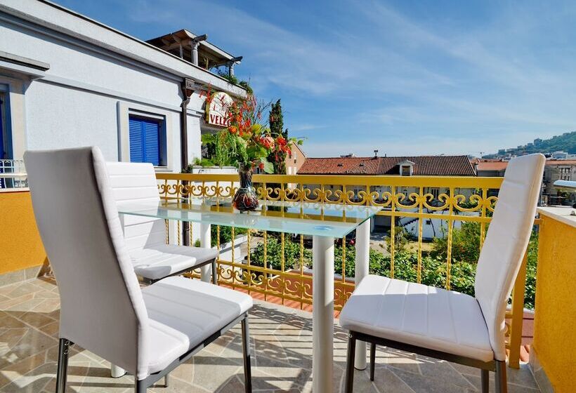 اتاق لوکس سه تخته, Villa Velzon Guesthouse