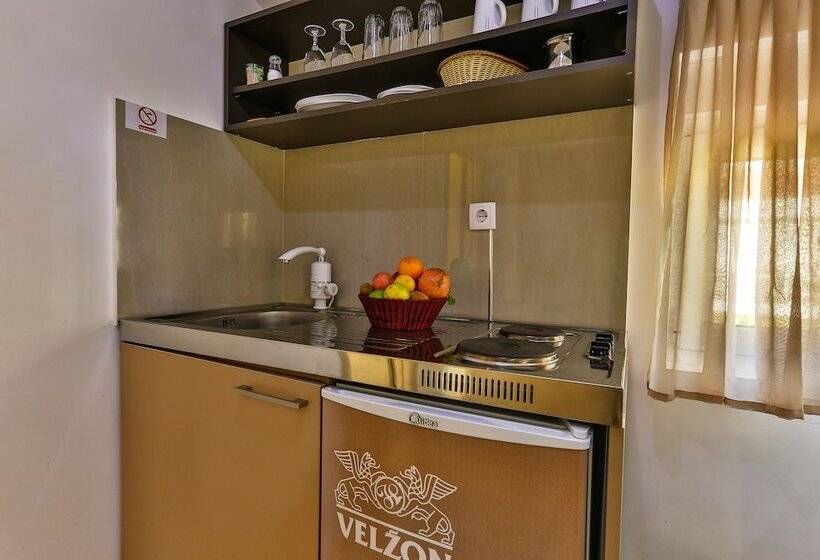 اتاق لوکس سه تخته, Villa Velzon Guesthouse