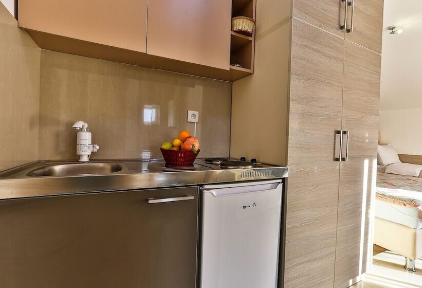 اتاق لوکس سه تخته, Villa Velzon Guesthouse